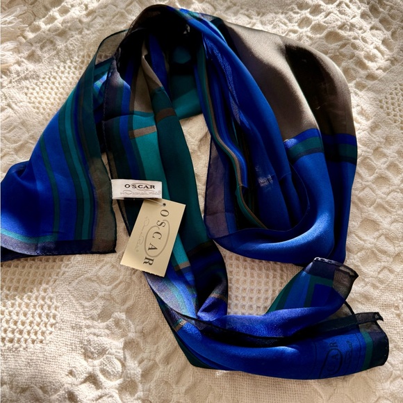 NWT Oscar de la Renta 100% Silk Scarf in Blue and Green - Picture 2 of 11